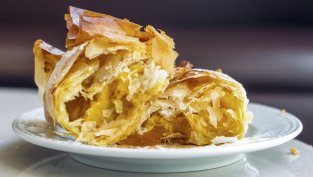 Сладка баница за Петковден с тиква и орехи