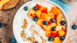 Протеинова закуска с котидж, праскови и орехи