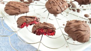 Шоколадови бонбони с джем от малини