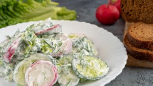 Протеинова кремава салата с краставици и лук