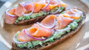 Кростини с песто и пушена сьомга