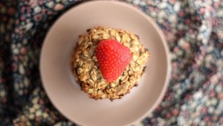 Овесени кексчета с ягоди и крема сирене