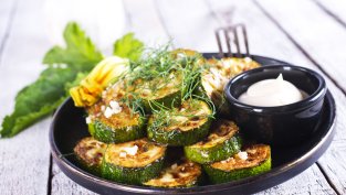 Лесни печени тиквички с масло и чесън