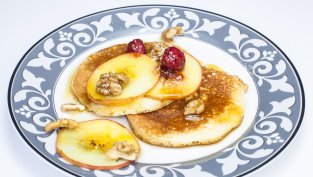 Пухкави ябълкови палачинки с рикота