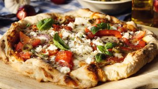 Ladenia – гръцка пица с фета и домати