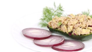 Протеинова салата с копър и лук