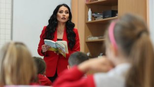 Водещата на Новините ON AIR Петя Кертикова се върна в класната стая