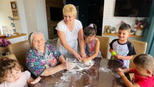 Майката на Николина Чакърдъкова учи правнуците да месят питки