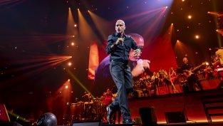 Пет месеца преди концерта си в София, Ерос Рамацоти с премиера на нов албум