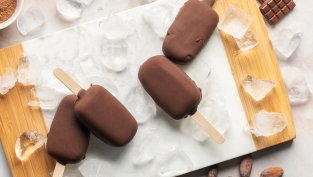 Домашен сладолед с банани, фъстъчено масло и шоколад