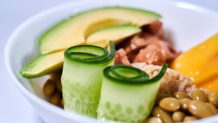 Салата за шампиони с ориз, боб и краставица