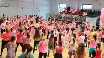 Над 1000 души от цяла България танцуваха в подкрепа на борбата с рака на гърдата 