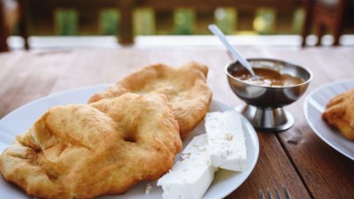 Традиционни мекици с кисело мляко и мая 