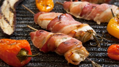 Пилешки филенца в бекон на скара