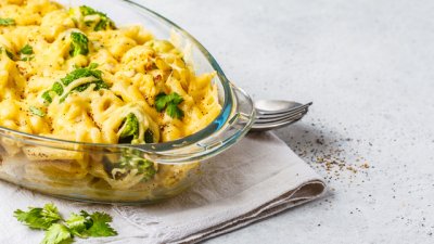 Паста пене с пиле и броколи на фурна