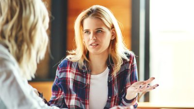 Неприятни навици по време на разговор, които да изкорените