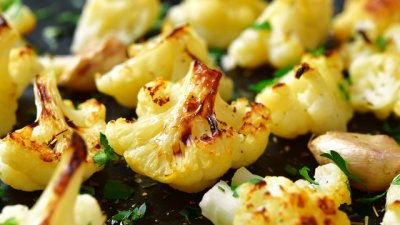 Пикантен карфиол на фурна с магданоз