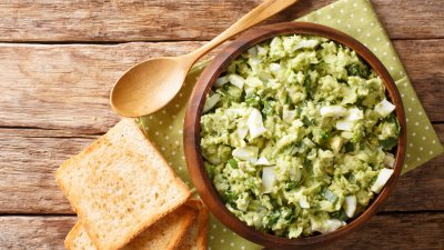 Салата с яйца и авокадо