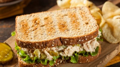 Сандвич с риба тон, ябълка и кисела краставичка 