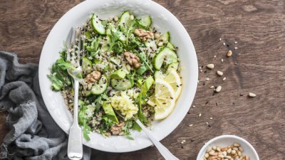 Салата с краставици, авокадо, киноа и чия