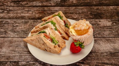 Салата с пилешко и ягоди за сандвич 