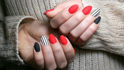 Маникюри с фини линии (галерия) 