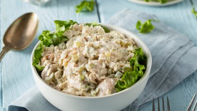 Салата с пиле и кисели краставички