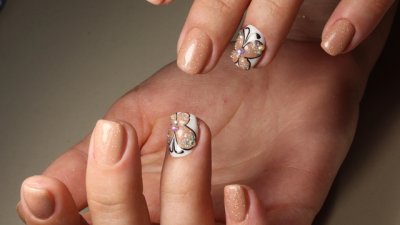 Маникюр в бежово