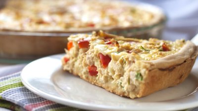 Киш с пилешко, чушки и два вида сирене 