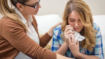 Какво никога да не казвате на депресиран приятел?