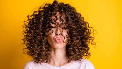 Хитри съвети да задържите къдриците в косата цял ден
