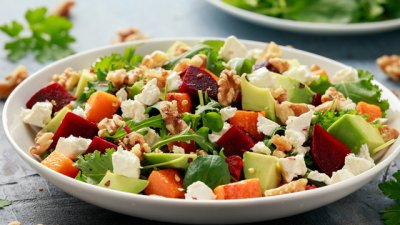 Салата с печена тиква, цвекло, спанак и сирене 