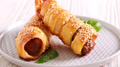 Рецепта за вкусни кифли с наденички и чедър