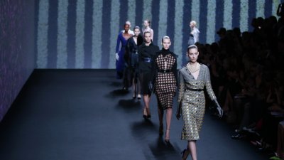 Високата талия в кройките издължава силуета