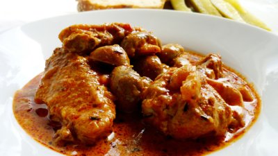 Задушени пилешки гърди с гъби и подправки