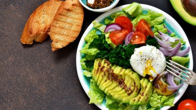 Салата с маруля, спанак и авокадо