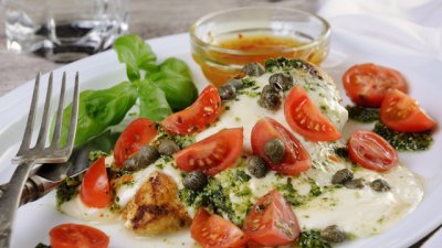 Запечени пилешки гърди с песто и моцарела