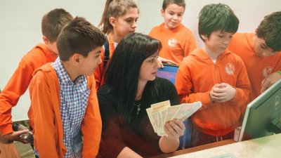 Централна кооперативна банка запозна четвъртокласници със света на банкерите