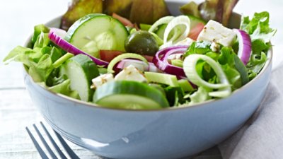 Микс зелена салата с ядки и дресинг