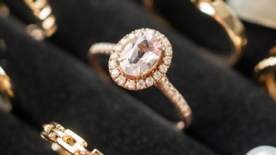 Златен пръстен с диамант: символика и стойност 