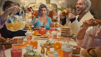 Takeaway.com обявява томбола за спечелване на тоалет на Кейти Пери