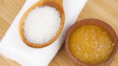 Пилинг маска за лице с морска сол, мед и масла