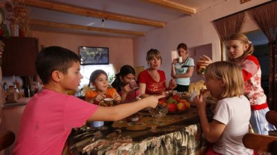 Властите порицаха училищна готвачка, че готви здравословно