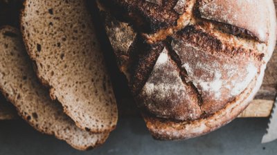 Пълнозърнест хрупкав соден хляб с розмарин