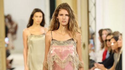 Alberta Ferretti за пролет/лято 2027: Дантела и флорални мотиви, подчертават женствеността (+Снимки)