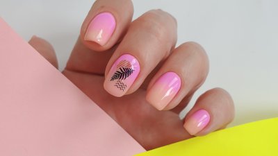 Маникюри с нежни флорални елементи