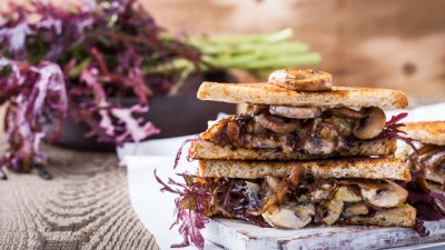 Гъби с карамелизиран лук и чесън