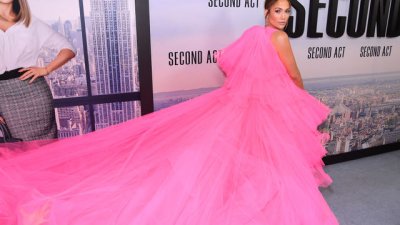 Дженифър Лопес блесна с фантастична рокля на премиерата на „Second Act“
