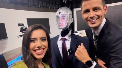 Роботът Робърт пристигна с костюм за участие в „България сутрин“