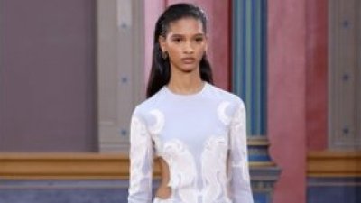 Цветя и свободни линии от Valentino за пролет/лято 2024